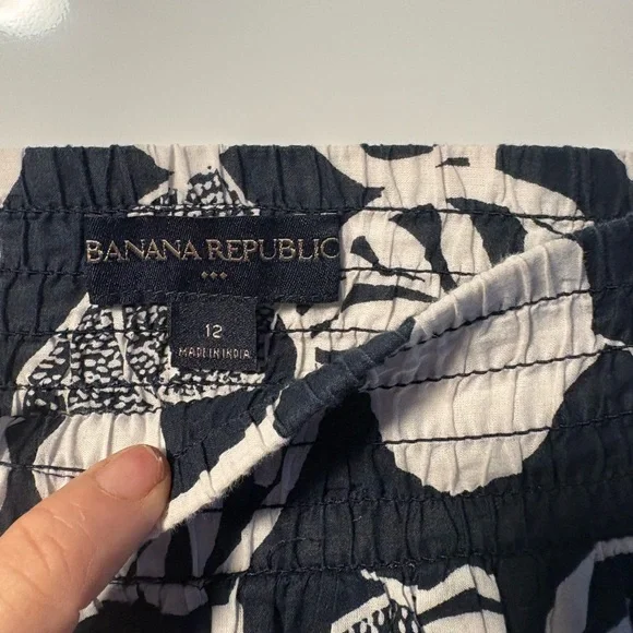 Banana Republic size 12 navy/white leaf print floral skirt. Like new. - Picture 3 of 7